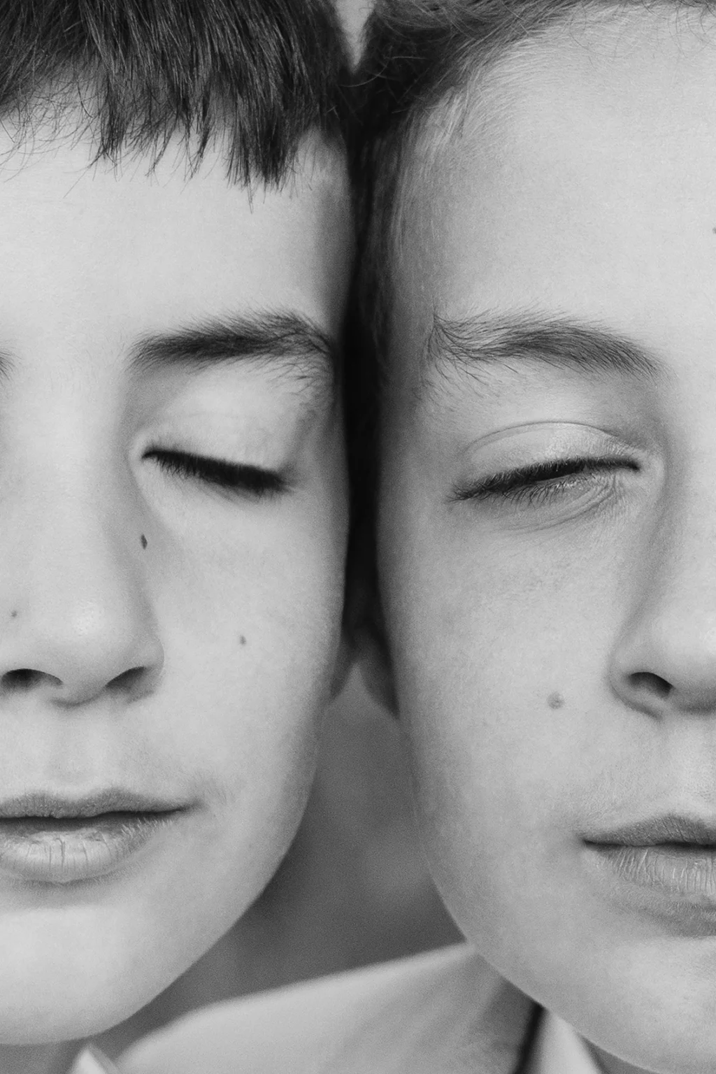 Retrato en blanco y negro de hermanos