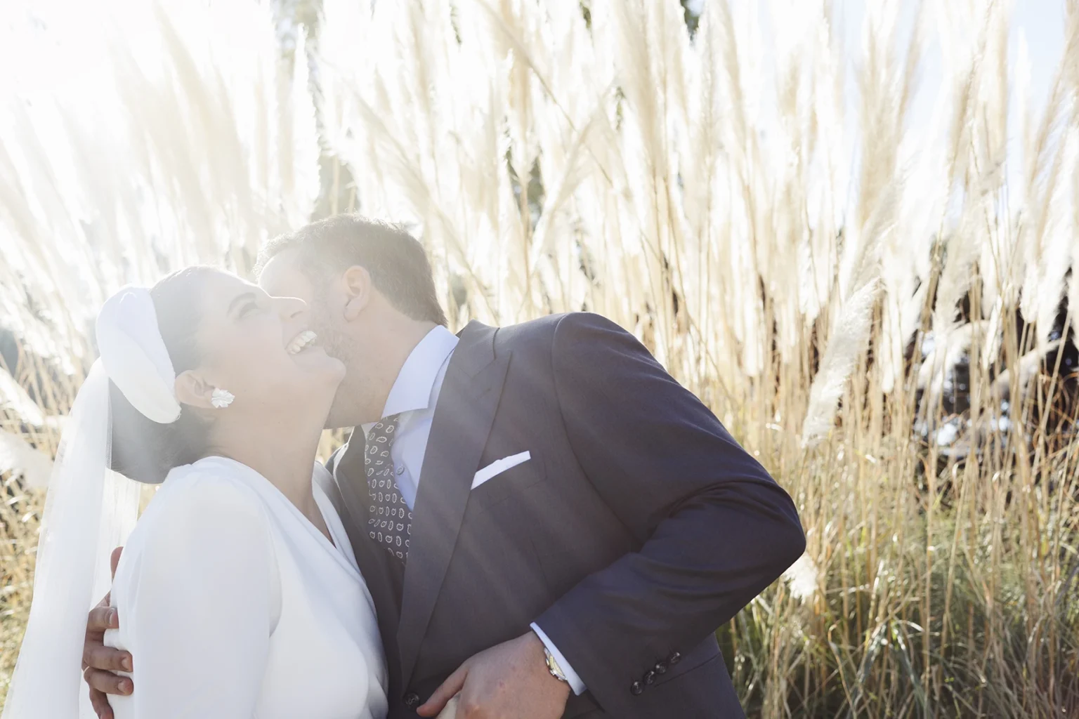 Novios en jardín