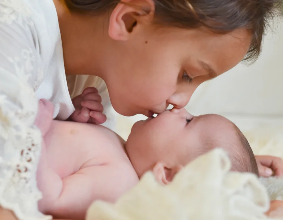 Bebé recién nacido con su hermano